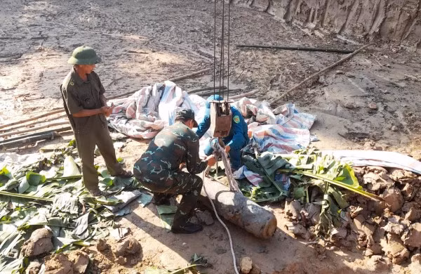 Lực lượng chức năng tiến hành thu gom, vận chuyển quả bom về nơi an toàn để tổ chức hủy nổ theo kế hoạch.