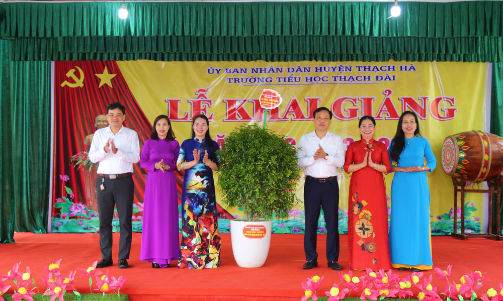 Lãnh đạo huyện Thạch Hà dự lễ khai giảng và tặng cây xanh cho Trường tiểu học Thạch Đài.