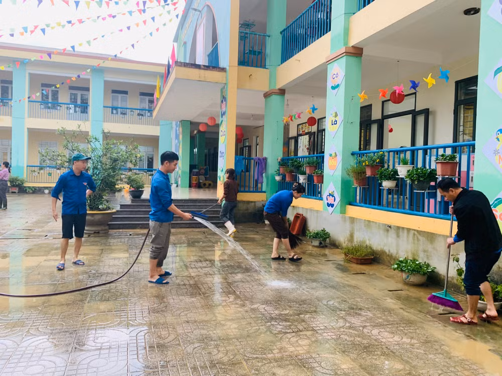 Lực lượng đoàn viên huyện Hương Khê hỗ trợ các trường học dọn dẹp, vệ sinh môi trường sau lũ.