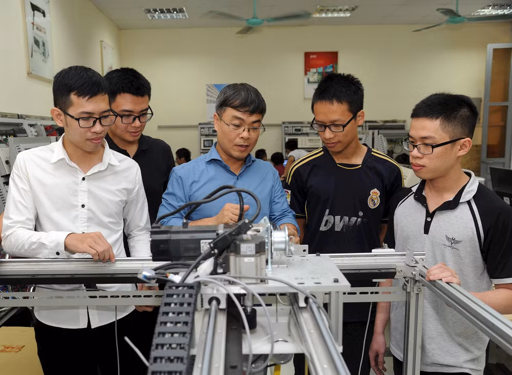 Trong phòng thí nghiệm Thiết bị tự động hóa công nghiệp (Đại học Bách khoa Hà Nội). Ảnh: HẢI TRẦN