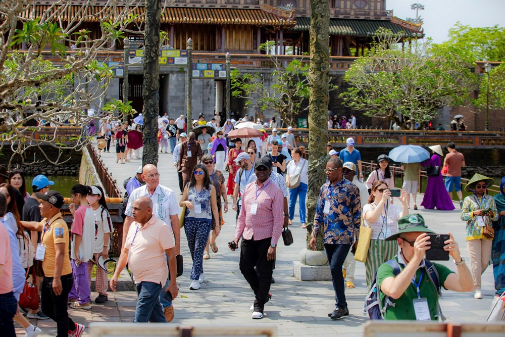 Du khách tham quan Đại Nội Huế - thành phố Huế.