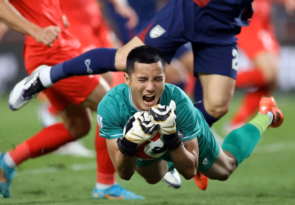 Đình Triệu trong một pha cứu thua xuất sắc. 