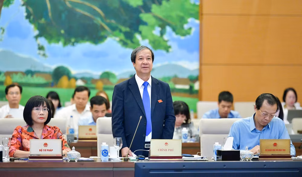 Bộ trưởng Giáo dục và Đào tạo Nguyễn Kim Sơn báo cáo về dự thảo Luật Nhà giáo. Ảnh: DUY LINH