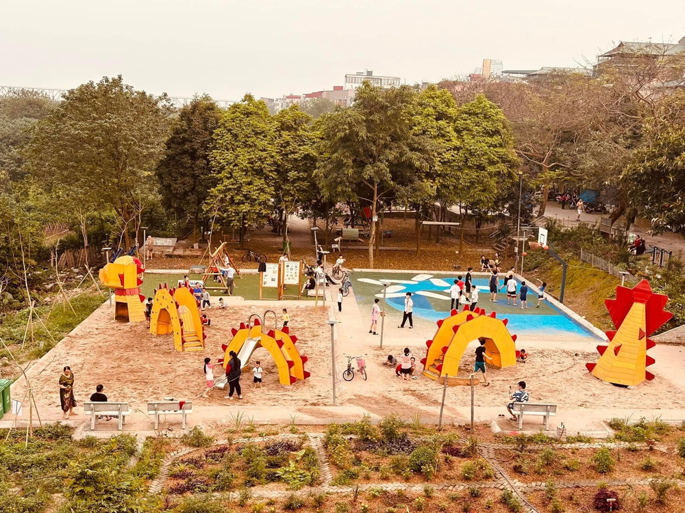 Sân chơi Phúc Tân với chú rồng nhỏ ngộ nghĩnh, nhìn từ chú rồng lớn-Cầu Long Biên. Nguồn: Think Playgrounds 