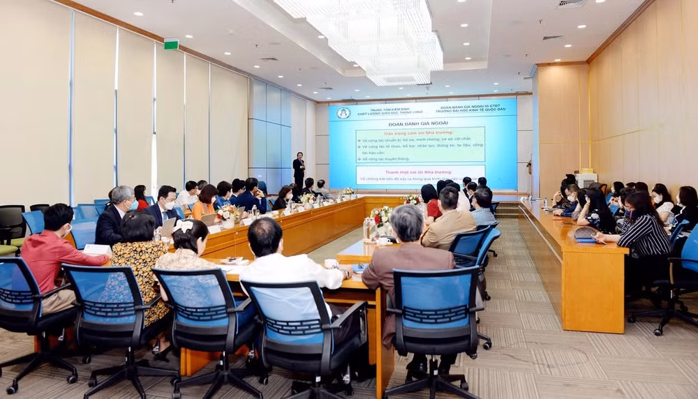  Trung tâm Kiểm định chất lượng giáo dục Thăng Long khảo sát phục vụ đánh giá ngoài chương trình đào tạo của Trường đại học Kinh tế quốc dân. Ảnh: THĂNG LONG