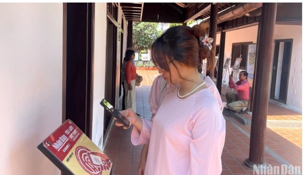 Du khách check-in "Yêu lắm Việt Nam" tại Bình Thuận.