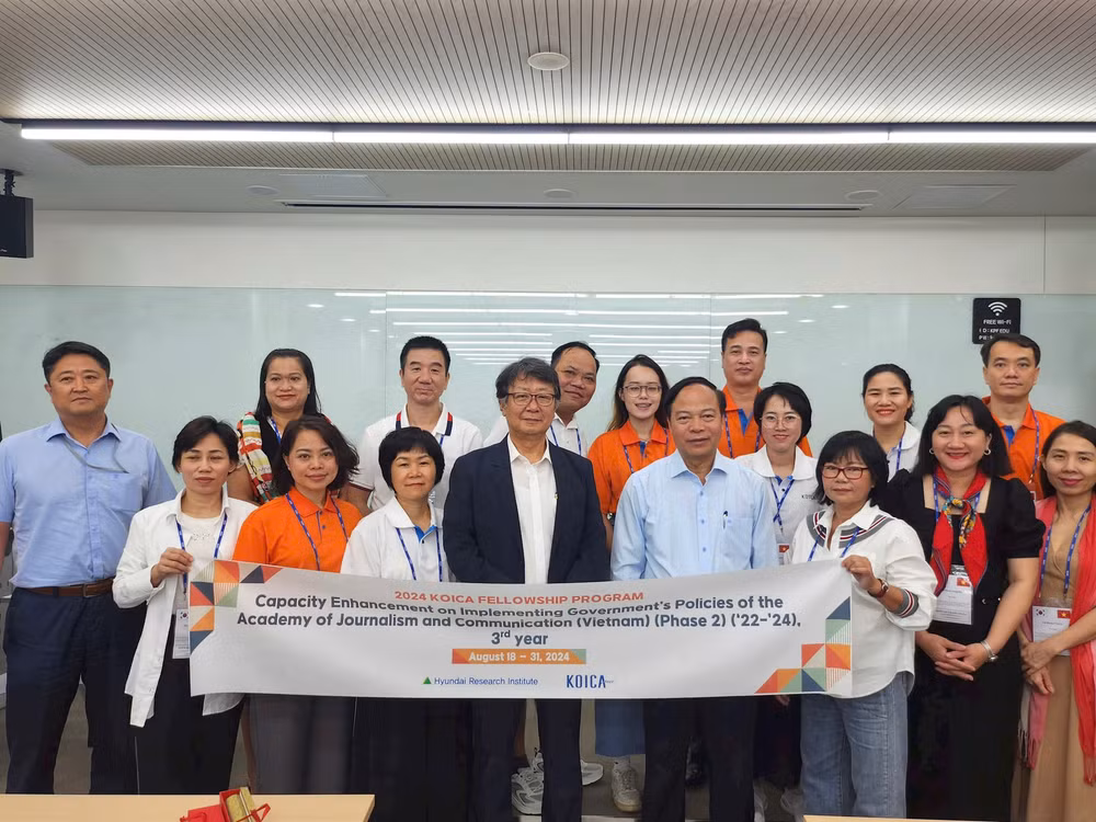 Tiến sĩ Sonho Kim, người đứng ngoài cùng bên trái, chụp ảnh lưu niệm với Đoàn cán bộ, nhà báo Việt Nam đến làm việc với KPF.