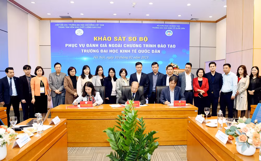 Đoàn Đánh giá ngoài của Trung tâm Kiểm định chất lượng giáo dục, thuộc Hiệp hội Các trường đại học, cao đẳng Việt Nam tiến hành khảo sát tại Trường đại học Kinh tế quốc dân.