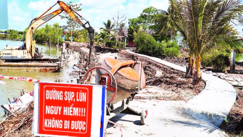 Đơn vị chức năng cắm biển cảnh báo khu vực sụt lún, làm đường tạm phía trong và đang huy động phương tiện khắc phục sự cố.