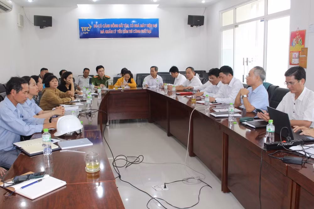 Sở Tài nguyên và Môi trường tỉnh Ninh Thuận cùng chính quyền địa phương và đại diện các hộ dân Khu phố 8 cùng nhà máy đường Phan Rang, thống nhất các biện pháp khắc phục sự cố môi trường tại buổi làm việc ngày 6/3/2023.