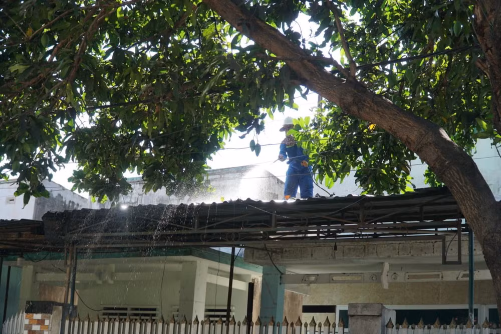 Nhân sự nhà máy đường Phan Rang đang thực hiện vệ sinh nhà cửa cho các hộ dân tại Khu phố 8 phường Đô Vinh, thành phố Phan Rang-Tháp Chàm, tỉnh Ninh Thuận.
