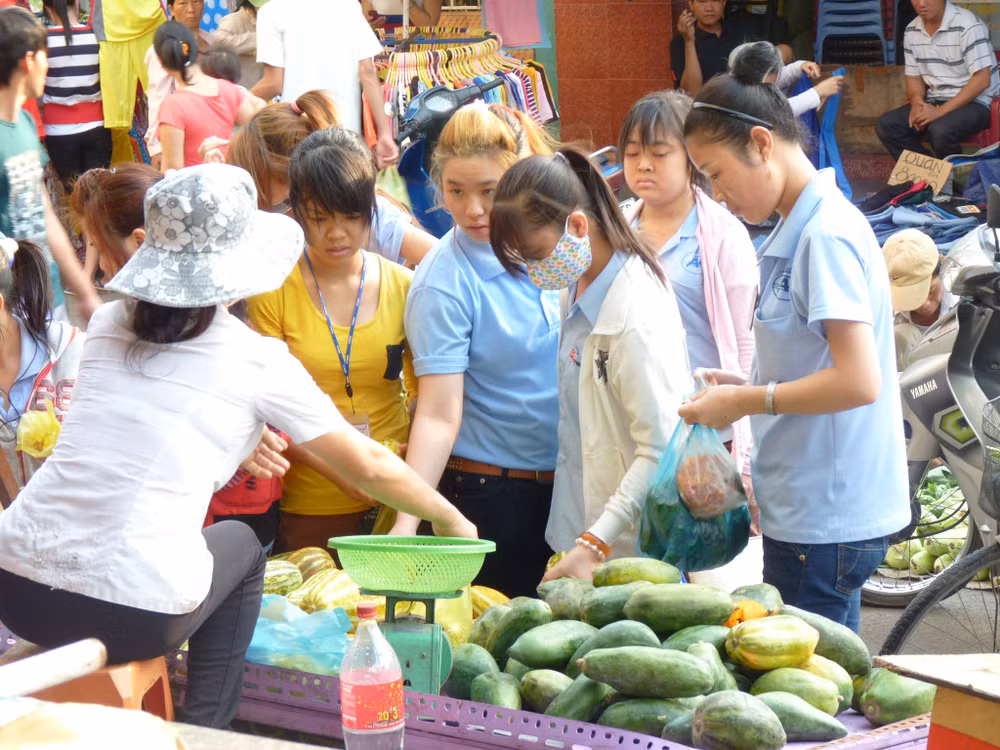 Thu nhập không ổn định khiến không ít công nhân phải thắt chặt chi tiêu.