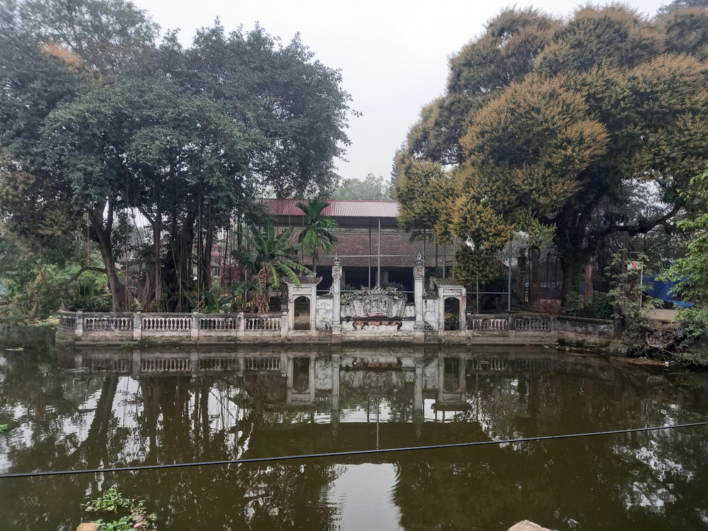 Vướng mắc kéo dài về thủ tục dự án tu bổ, tôn tạo khiến cho đình Phú Lương Thượng (xã Quảng Phú Cầu, huyện Ứng Hòa, thành phố Hà Nội) xuống cấp nghiêm trọng. Ảnh: NGUYỄN ANH
