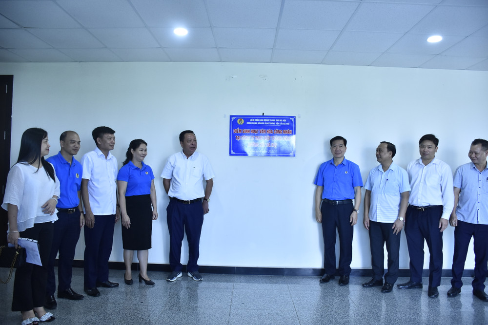Lễ ra mắt Điểm sinh hoạt văn hóa công nhân, tại Công ty TNHH Một thành viên Đường sắt Hà Nội. Ảnh: Luyện Hòa