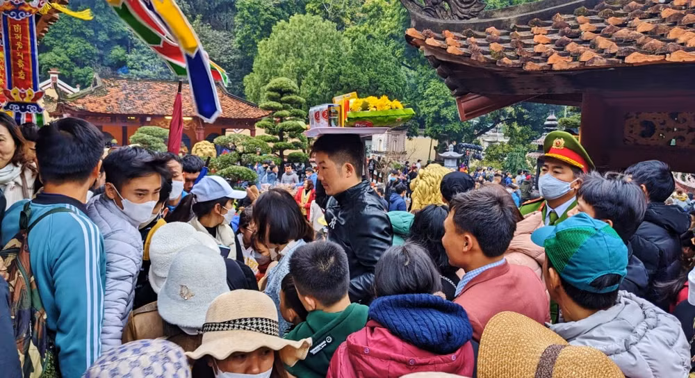 Đông đảo du khách đến lễ hội Chùa Hương năm nay. Ảnh: Lê Sơn