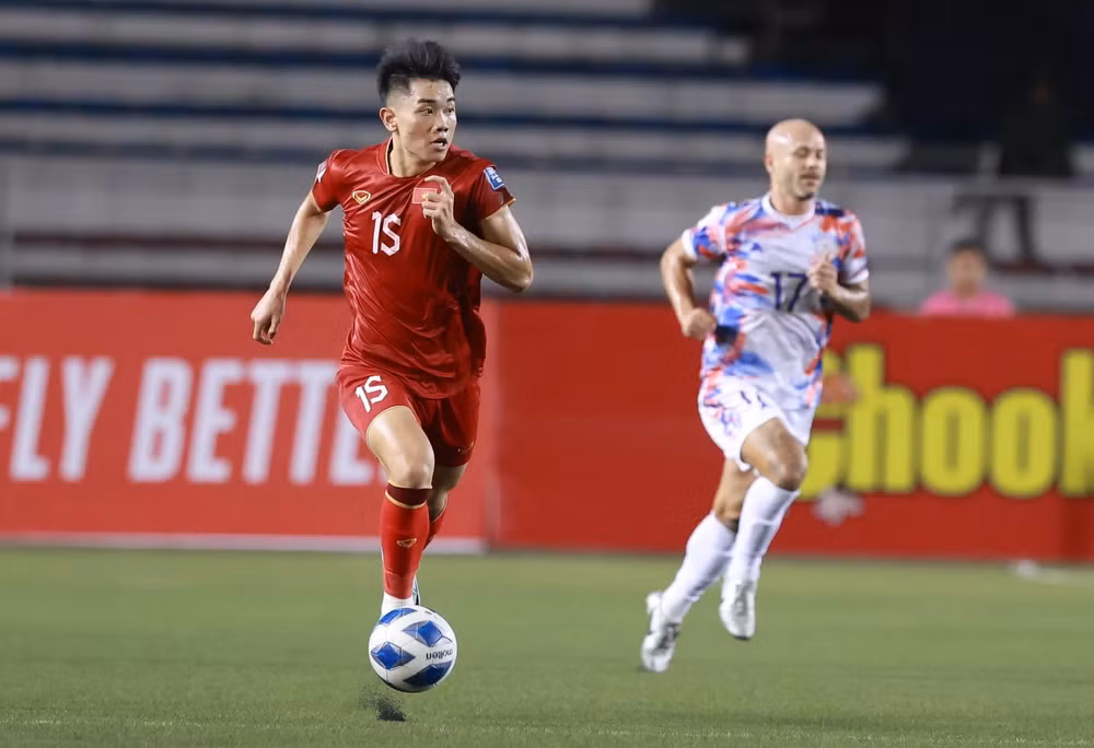 Nguyễn Đình Bắc (áo đỏ). 