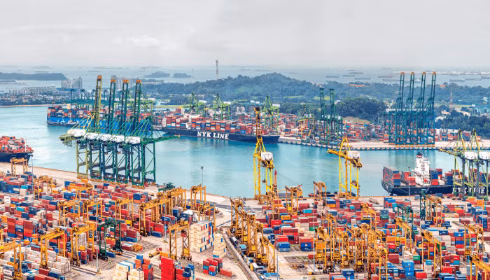 Cảng Singapore, một trong những cảng bận rộn nhất thế giới. Nguồn: Marine Insight