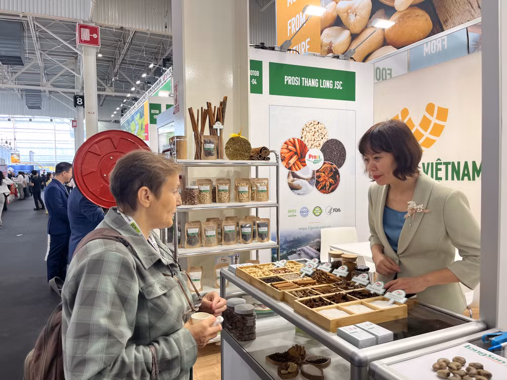 Nông sản Việt Nam thu hút sự quan tâm của nhiều nhà phân phối, người tiêu dùng tại Hội chợ Quốc tế Công nghiệp Thực phẩm Sial Paris 2022.