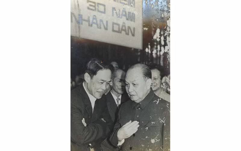 Nhà báo Quang Đạm (khi đã nghỉ hưu) chụp ảnh cùng đồng chí Trường Chinh tại lễ kỷ niệm 30 năm Ngày Báo Nhân Dân ra số đầu.