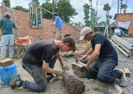 Đoàn sinh viên tình nguyện của tổ chức LEDD cùng tham gia xây dựng nhà hữu nghị cho đồng bào dân tộc thiểu số. 
