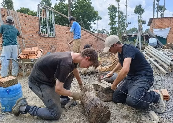 Đoàn sinh viên tình nguyện của tổ chức LEDD cùng tham gia xây dựng nhà hữu nghị cho đồng bào dân tộc thiểu số. 