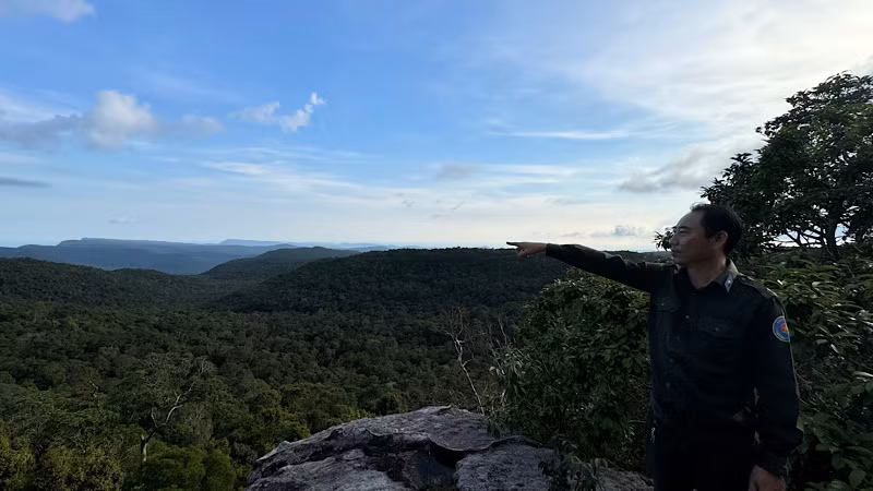 Ông Đặng Huy Anh (Đội Quản lý bảo vệ rừng xóm Mới) tuần tra ở khu vực núi Chúa.