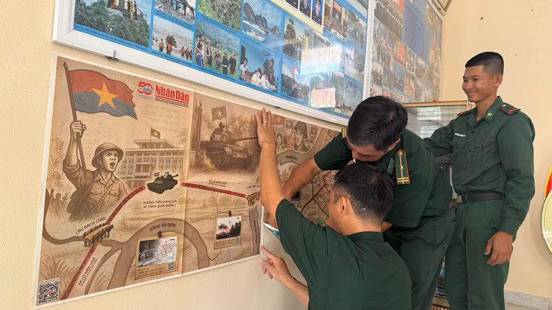 Bộ ấn phẩm cũng được dán ở phòng Hồ Chí Minh...