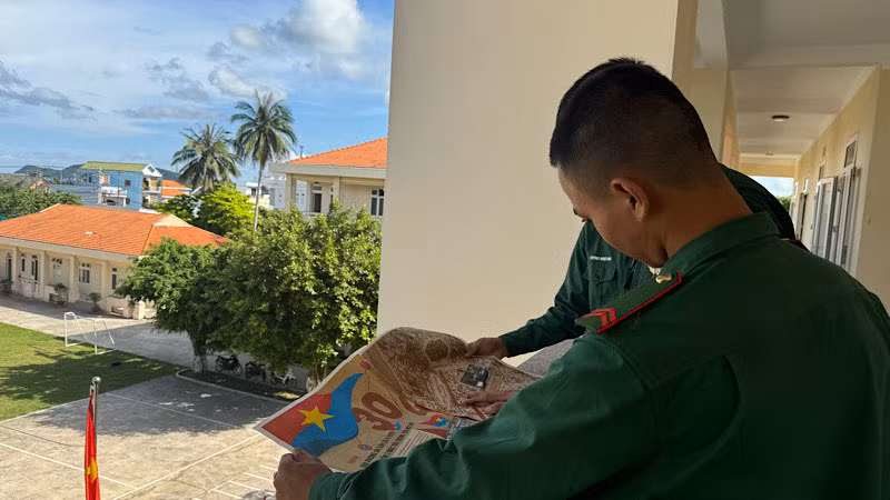 Chiến sĩ tranh thủ đọc phụ san lúc nghỉ ngơi.