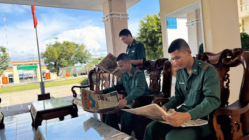 Bên bàn trà lúc nghỉ trưa, các cán bộ, chiến sĩ đồn Biên phòng cũng tranh thủ đọc.