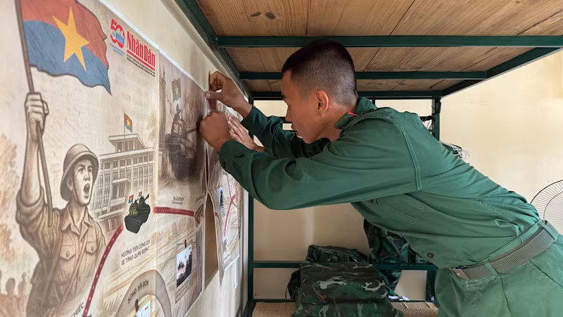 Cẩn thận dán ấn phẩm.