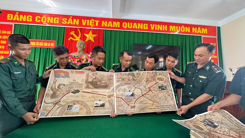 Cán bộ, chiến sĩ hồ hởi xếp hình bản đồ đường tiến công trong chiến dịch Hồ Chí Minh.