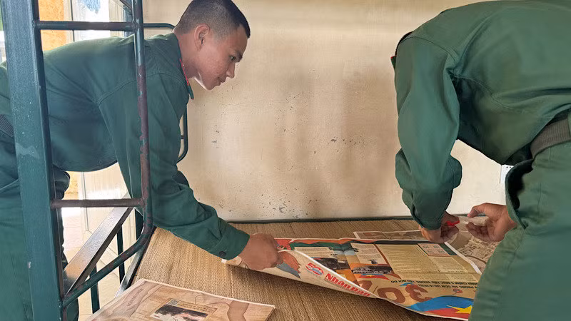 Sẵn sàng các công đoạn đưa phụ san lên thành tranh treo tường.