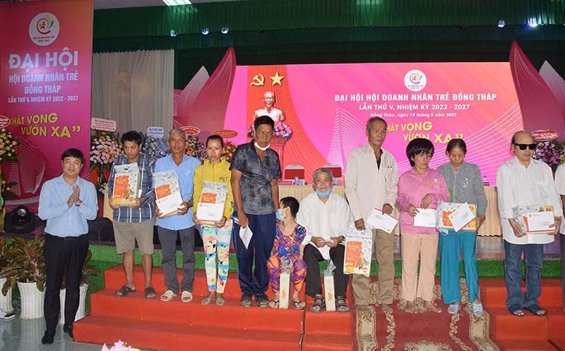 Bí thư Tỉnh ủy Đồng Tháp Lê Quốc Phong trao tặng quà cho người dân bị nhiễm chất độc da cam/dioxin