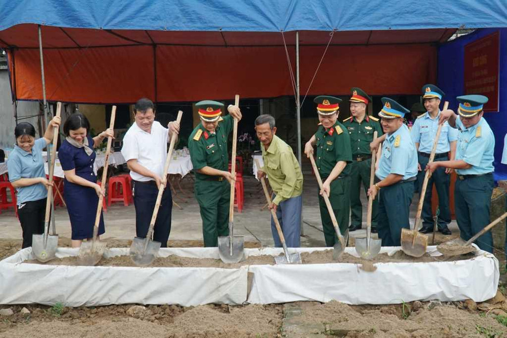 Ban Chỉ huy Quân sự thị xã Đông Triều phối hợp với Quân chủng Phòng không-Không quân tổ chức khởi công xây dựng “Nhà tình nghĩa” tặng gia đình chính sách. Ảnh: quangninh.gov.vn