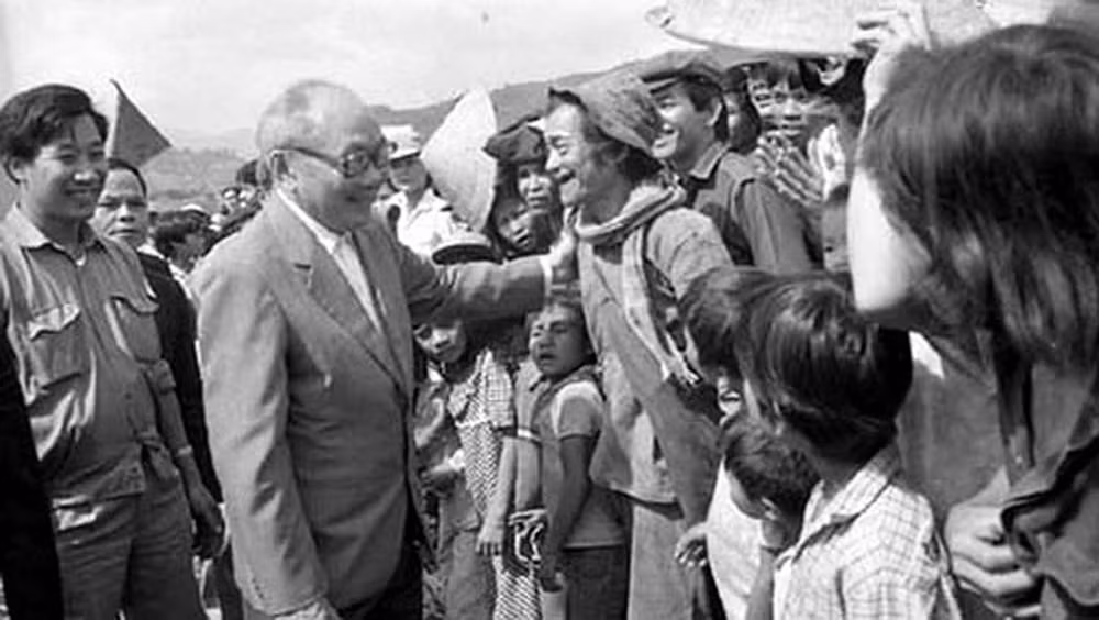 Đồng chí Võ Chí Công thăm hỏi bà con huyện Phước Sơn, tỉnh Quảng Nam năm 1989. Ảnh: TƯ LIỆU