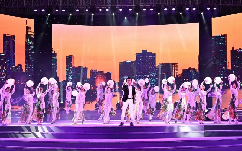 Ca sĩ Phạm Thế Vĩ trình bày ca khúc “Tiếng hát từ thành phố mang tên Người”; sáng tác: Cao Việt Bách. PTV-1656772934775.JPG