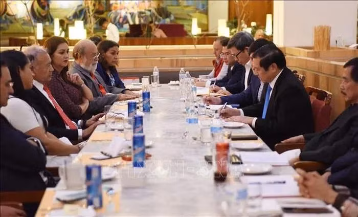 Phó Trưởng Ban Thường trực Ban Tuyên giáo Trung ương Lại Xuân Môn gặp Tổng Bí thư đảng Lao động Mexico, Alberto Anaya Gutíerrez. Ảnh: TTXVN