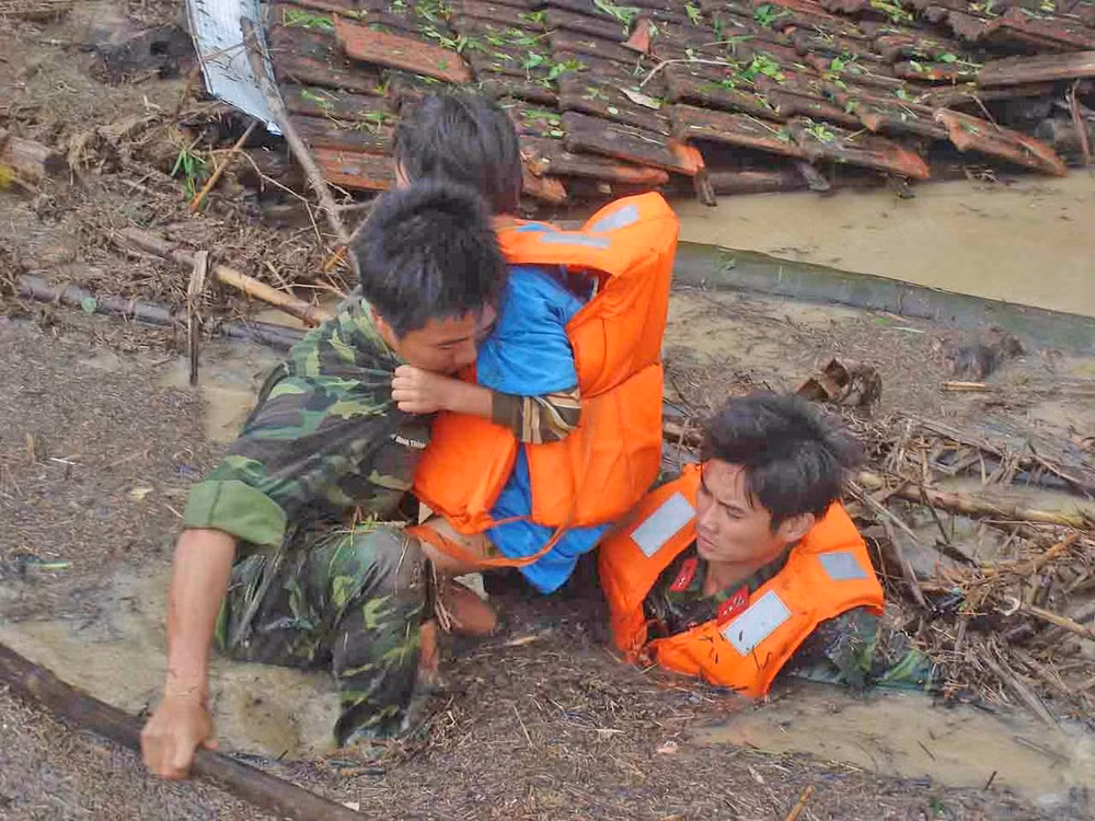 Cán bộ, chiến sĩ Quân đoàn 3 đưa người dân ở vùng lũ thị xã Ayun Pa đến nơi an toàn. Ảnh: baogialai.com.vn