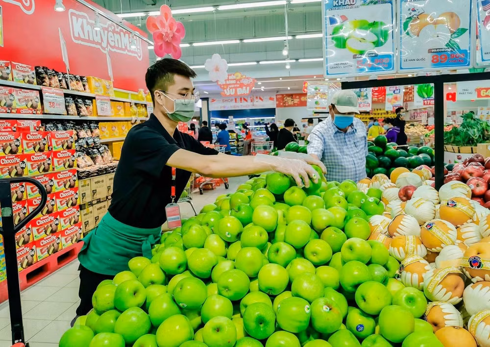 Mua sắm hàng hóa tại siêu thị. (Nguồn: TTXVN)