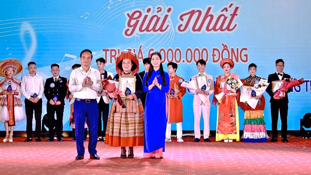 Bí thư Tỉnh đoàn, Chủ tịch Hội Liên hiệp Thanh niên tỉnh Tuyên Quang Dương Minh Nguyệt và đại diện các đơn vị liên quan trao giải nhất Cuộc thi tặng thí sinh Giàng Thị Thanh. 