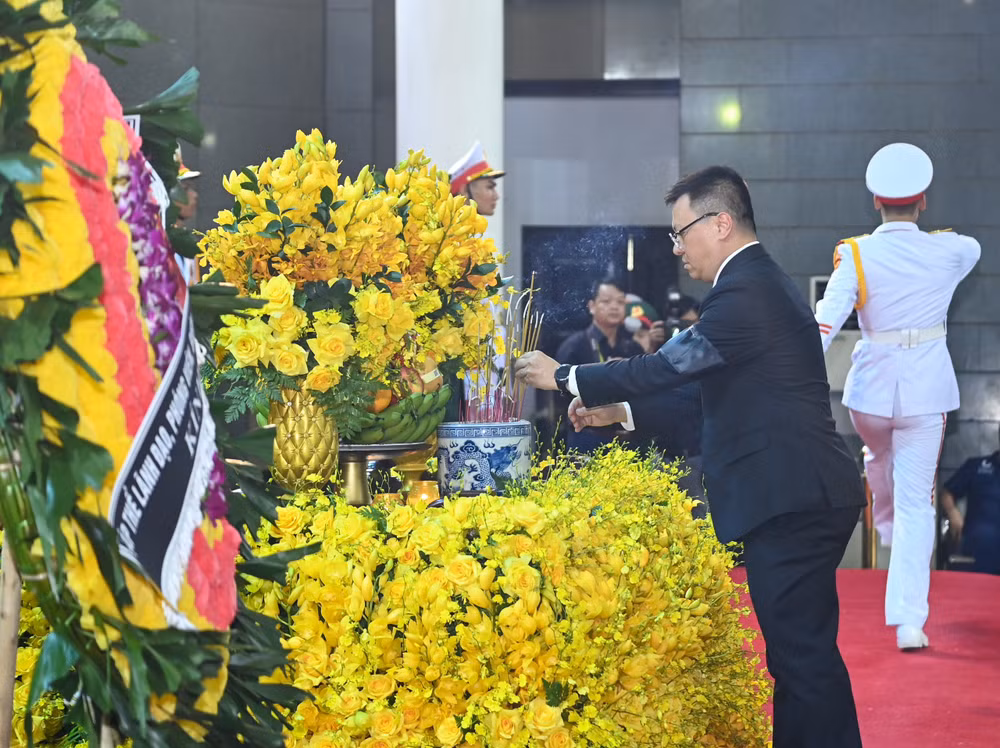 Đồng chí Lê Quốc Minh dâng hương viếng Tổng Bí thư Nguyễn Phú Trọng.