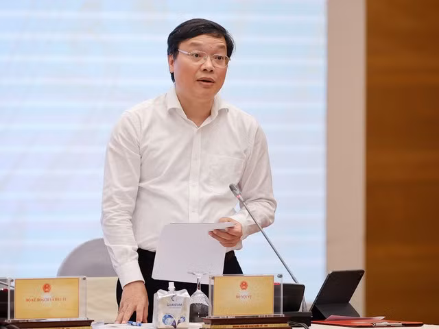Thứ trưởng Nội vụ Trương Hải Long trả lời tại họp báo. (Ảnh: VGP)