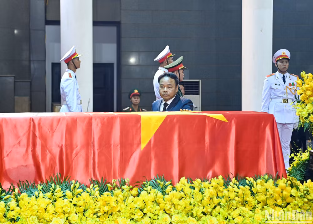 Đồng chí Lê Quốc Minh ghi sổ tang Tổng Bí thư Nguyễn Phú Trọng.