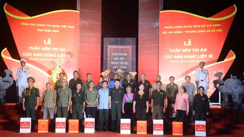 Đồng chí Vừ A Bằng, Phó Chủ tịch Ủy ban nhân dân tỉnh Điện Biên cùng đại diện lãnh đạo Cục Chính trị Quân khu 2, Trung ương Đoàn Thanh niên cộng sản Hồ Chí Minh trao quà, động viên gia đình chính sách ở Điện Biên.