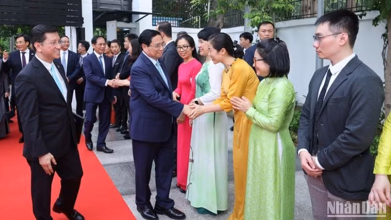 Thủ tướng Phạm Minh Chính với cán bộ, nhân viên Đại sứ quán Việt Nam tại Ấn Độ.