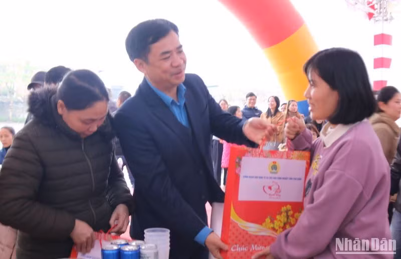 Đại diện Liên đoàn Lao động tỉnh Thái Bình trao quà Tết cho công nhân lao động.