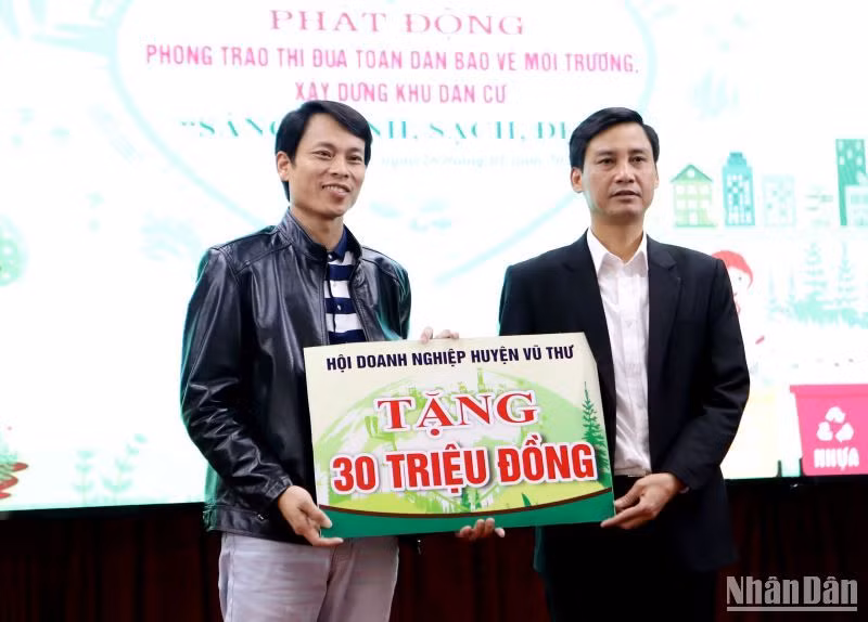 Các tổ chức, xã hội, doanh nghiệp chung tay hỗ trợ địa phương thực hiện bảo vệ môi trường.