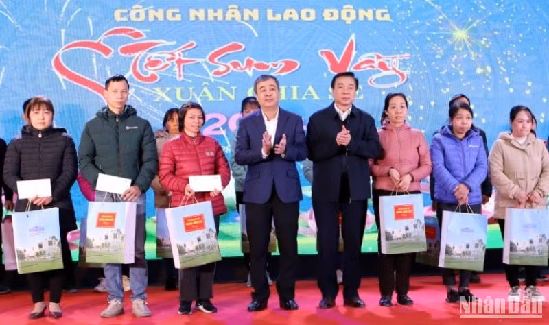 Bí thư Tỉnh ủy Thái Bình Ngô Đông Hải (bên trái) cùng lãnh đạo Ban Dân vận Tỉnh ủy trao quà Tết của Chủ tịch Quốc hội cho công nhân lao động.