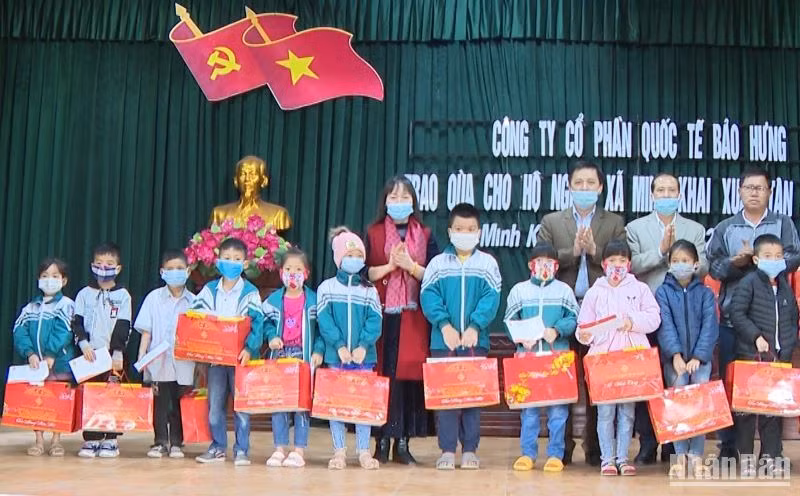 Mỗi dịp Tết đến, Xuân về các doanh nghiệp lớn trên địa bàn tỉnh Thái Bình đều có các hoạt động chung tay, góp sức cùng chính quyền tỉnh thăm hỏi, tặng quà người yếu thế trong xã hội.