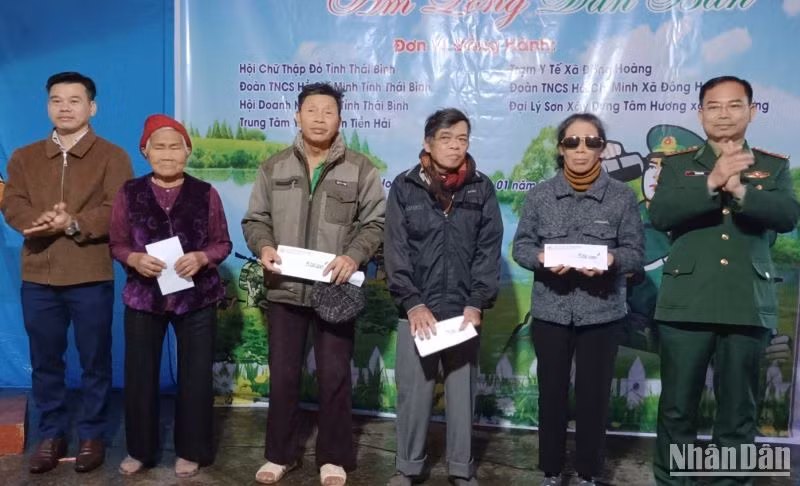 Tặng quà cho người nghèo, gia đình chính sách tại xã Đông Hoàng (huyện Tiền Hải, tỉnh Thái Bình).